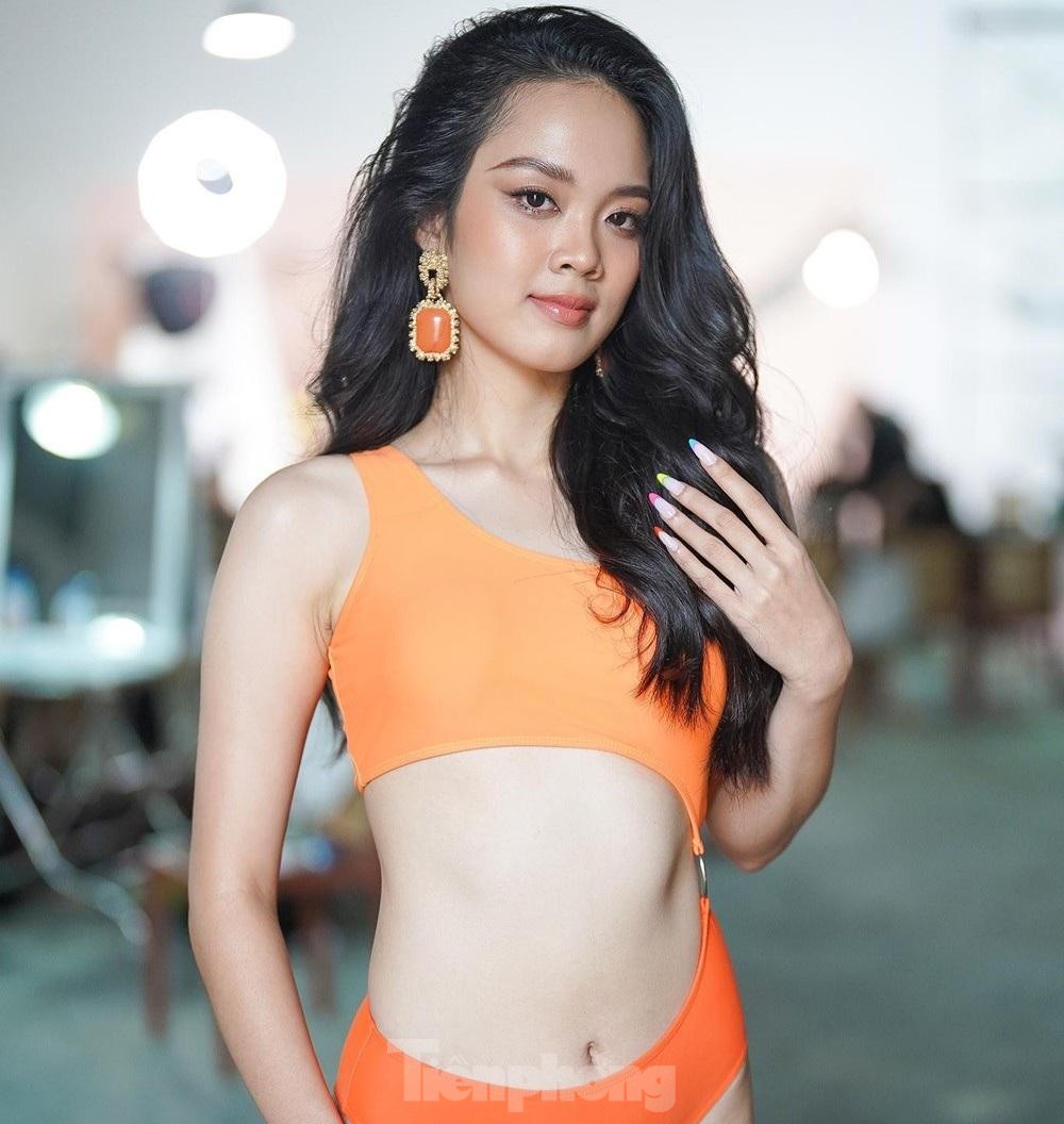 Ảnh hậu trường buổi chụp bikini của thí sinh Hoa hậu Việt Nam - Ảnh 8.