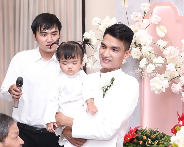 Dàn nhóc tỳ dự tiệc cưới của bố mẹ: 2 bé nhà Khánh Thi đáng yêu, 1 sao Việt mượn dịp công khai con gái - Ảnh 6.