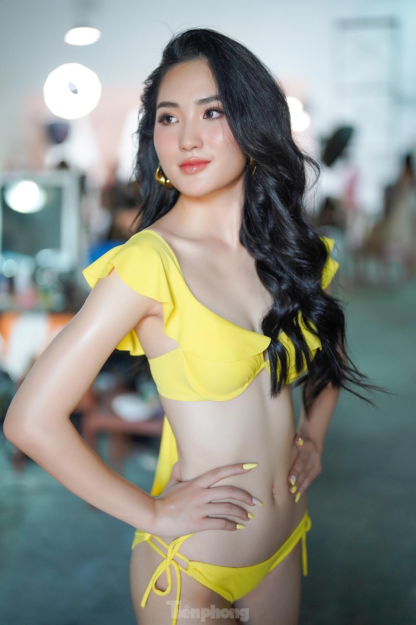 Ảnh hậu trường buổi chụp bikini của thí sinh Hoa hậu Việt Nam - Ảnh 5.