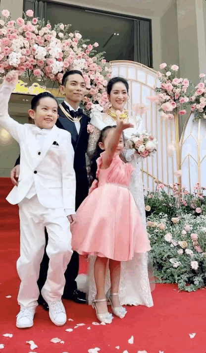 Dàn nhóc tỳ dự tiệc cưới của bố mẹ: 2 bé nhà Khánh Thi đáng yêu, 1 sao Việt mượn dịp công khai con gái - Ảnh 3.