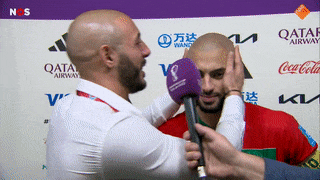 Cái ôm hôn xúc động của hai anh em đều là tuyển thủ Morocco sau chiến tích lịch sử - Ảnh 1.