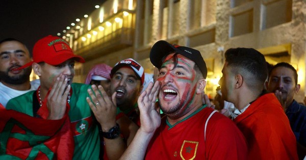 Hãng hàng không Morocco mở 30 chuyến bay đưa fan hâm mộ đến Qatar xem bán kết World Cup - Ảnh 1.