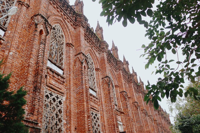 Khám phá vẻ đẹp cổ kính của nhà thờ Đan viện thánh mẫu Châu Sơn Ninh Bình - Ảnh 2.