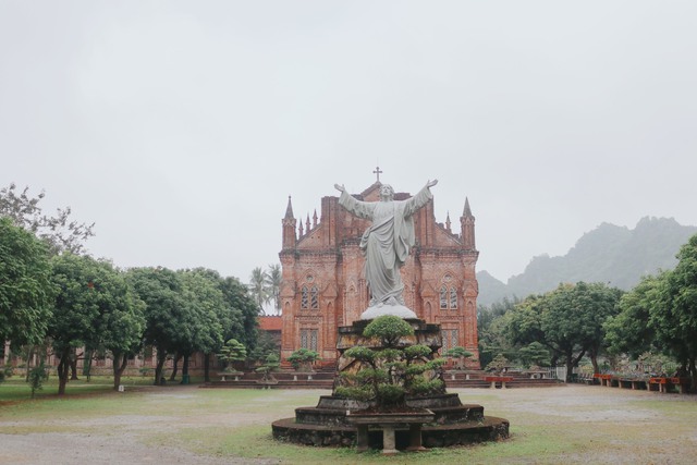 Khám phá vẻ đẹp cổ kính của nhà thờ Đan viện thánh mẫu Châu Sơn Ninh Bình - Ảnh 1.