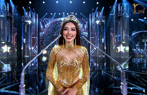 Miss International 2019 cầm giấy phát biểu gây tranh cãi, khán giả nhớ lại màn bắn 4 thứ tiếng của Thùy Tiên - Ảnh 5.