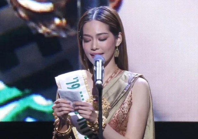 Miss International 2019 cầm giấy phát biểu gây tranh cãi, khán giả nhớ lại màn bắn 4 thứ tiếng của Thùy Tiên - Ảnh 3.