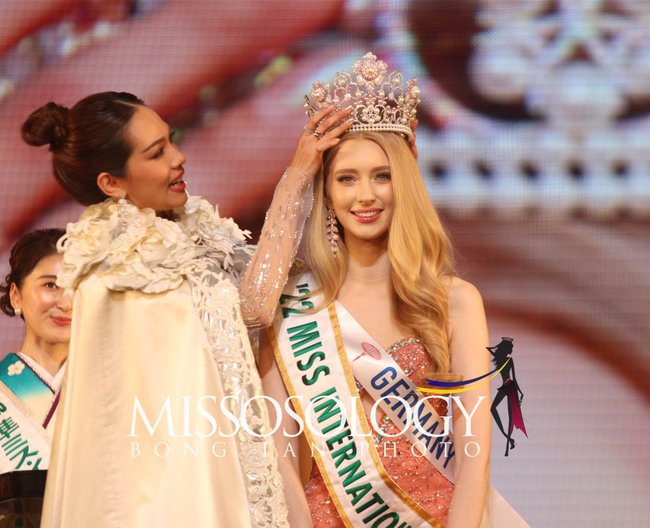 Miss International 2019 cầm giấy phát biểu gây tranh cãi, khán giả nhớ lại màn bắn 4 thứ tiếng của Thùy Tiên - Ảnh 2.