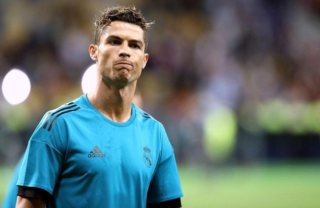 Ronaldo bất ngờ trở lại Real Madrid sau khi xé hợp đồng với MU - Ảnh 1.