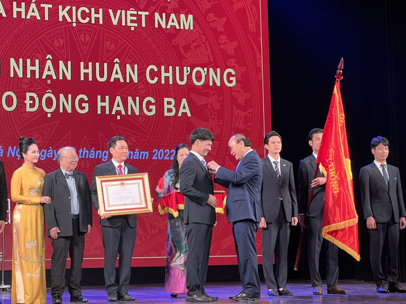 Xuân Bắc và Nhà hát Kịch Việt Nam đón nhận Huân chương Lao động hạng ba - Ảnh 3.
