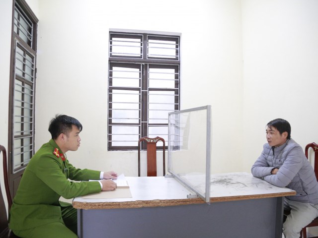 Xin bỏ qua lỗi vi phạm kh&ocirc;ng th&agrave;nh, nam thanh ni&ecirc;n ch&acirc;m lửa đốt xe m&aacute;y - Ảnh 3.