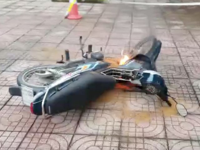 Xin bỏ qua lỗi vi phạm kh&ocirc;ng th&agrave;nh, nam thanh ni&ecirc;n ch&acirc;m lửa đốt xe m&aacute;y - Ảnh 2.