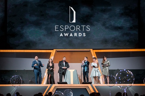 Bức ảnh xúc động về Faker nhận giải Khoảnh khắc Esports của năm - Ảnh 1.
