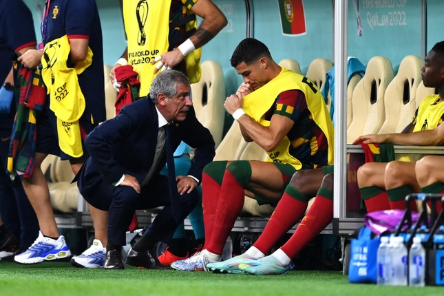 HLV tuyển Bồ Đào Nha ám chỉ mất việc vì Ronaldo? - Ảnh 1.
