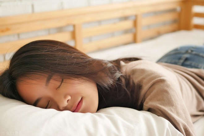 Chuyên gia chỉ ra giấc ngủ rác khiến bạn ngủ nhiều hơn 8 tiếng/ngày mà vẫn mệt mỏi - Ảnh 2.