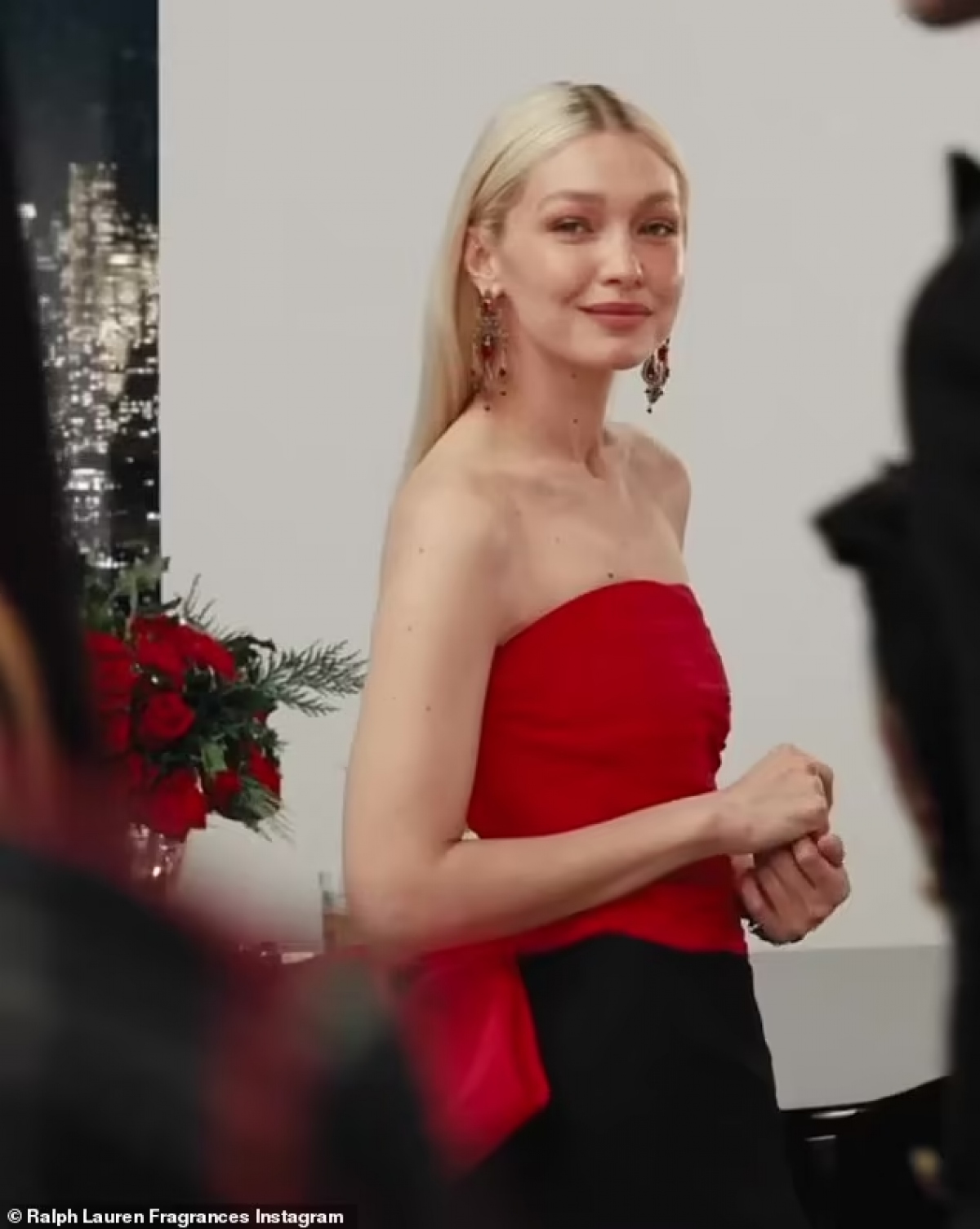 Gigi Hadid quyến rũ trong video quảng cáo nước hoa - Ảnh 3.