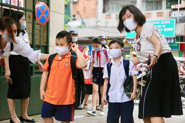 Phụ huynh, học sinh Hà Nội tranh cãi lịch nghỉ Tết Nguyên đán chỉ có 8 ngày: Chưa kịp cảm nhận không khí xuân đã lo dọn đồ đi học lại - Ảnh 3.