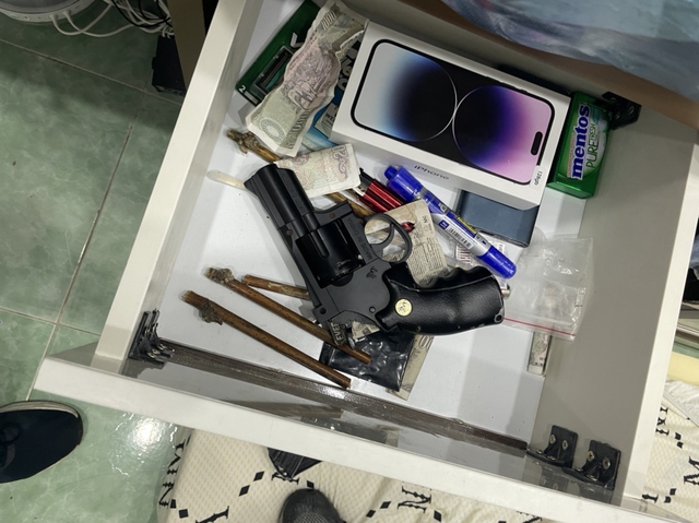 Ph&aacute; đường d&acirc;y ma t&uacute;y khủng ở Huế, thu giữ s&uacute;ng, đạn - Ảnh 4.