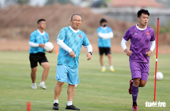 Mới sang L&agrave;o, tuyển Việt Nam ra s&acirc;n tập nặng - Ảnh 9.