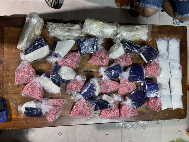 Ph&aacute; đường d&acirc;y ma t&uacute;y khủng ở Huế, thu giữ s&uacute;ng, đạn - Ảnh 2.