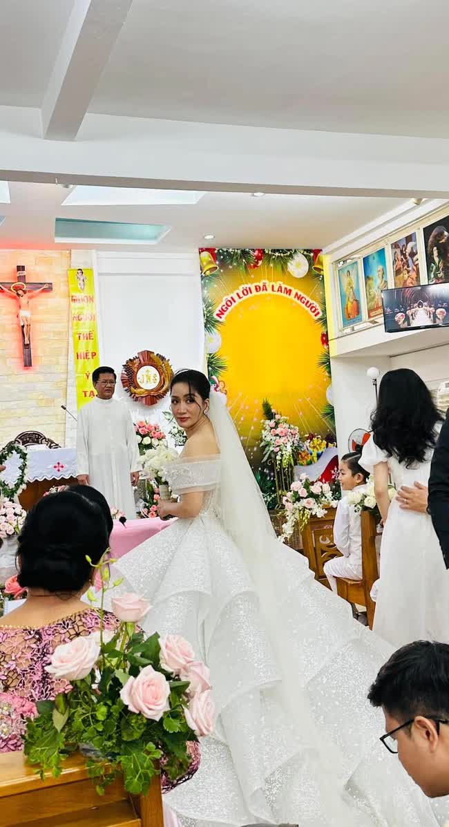 Khánh Thi - Phan Hiển tổ chức hôn lễ ở nhà thờ, hé lộ thêm loạt ảnh cưới cực xịn - Ảnh 3.