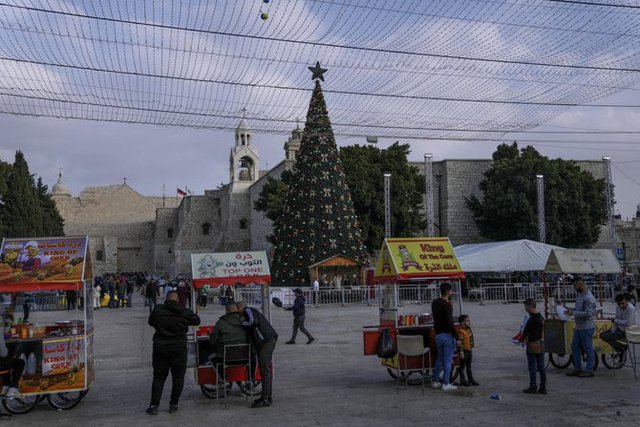Thành phố cổ Bethlehem nhộn nhịp đón du khách dịp Giáng sinh - Ảnh 1.