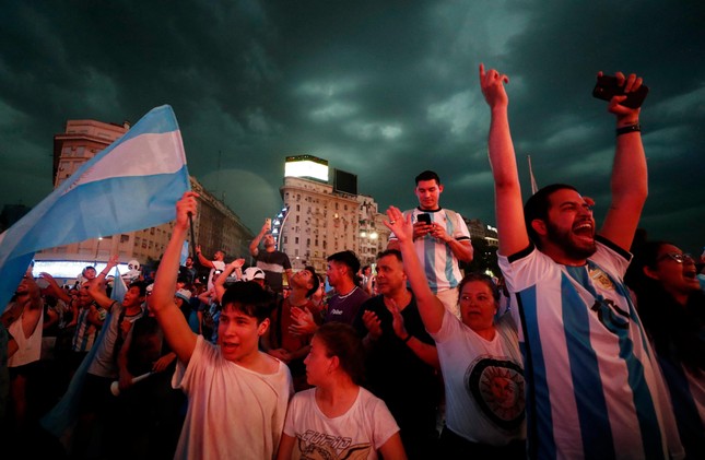 Vì sao người Argentina cuồng bóng đá đến mức ân nhân suốt đời của Messi không muốn họ vô địch? - Ảnh 4.