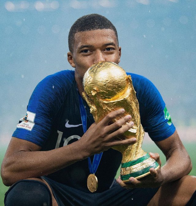 Kylian Mbappé từng mang hết tiền thưởng World Cup làm từ thiện: Tôi không cần được trả tiền. Tôi thi đấu vì màu cờ sắc áo” - Ảnh 1.