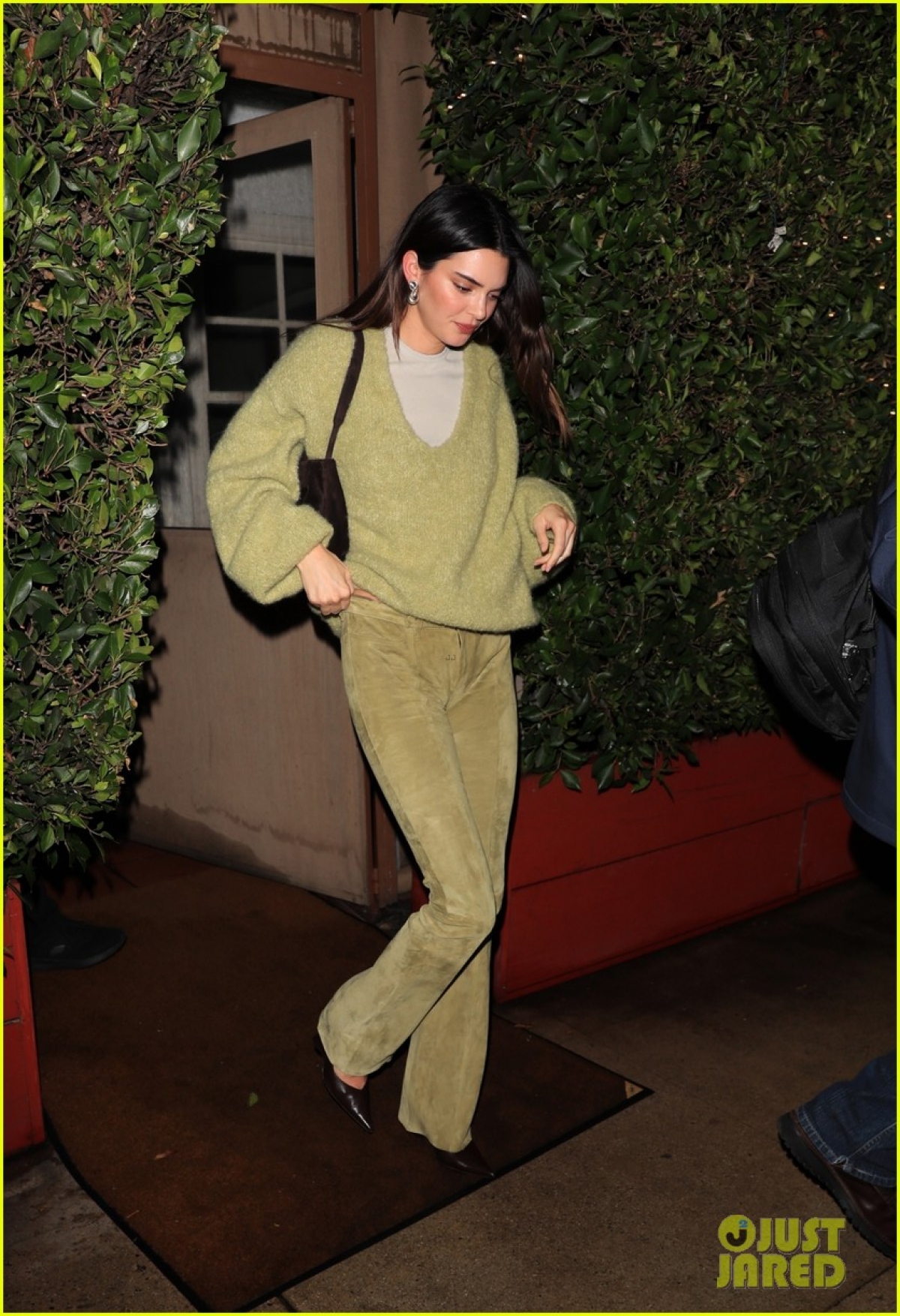Kendall Jenner cô đơn đi ăn tối một mình sau khi chia tay bạn trai - Ảnh 2.