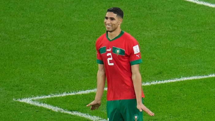 Cầu thủ Maroc gây chú ý tại World Cup 2022 và chuyện tình với cô vợ hơn 12 tuổi - Ảnh 1.