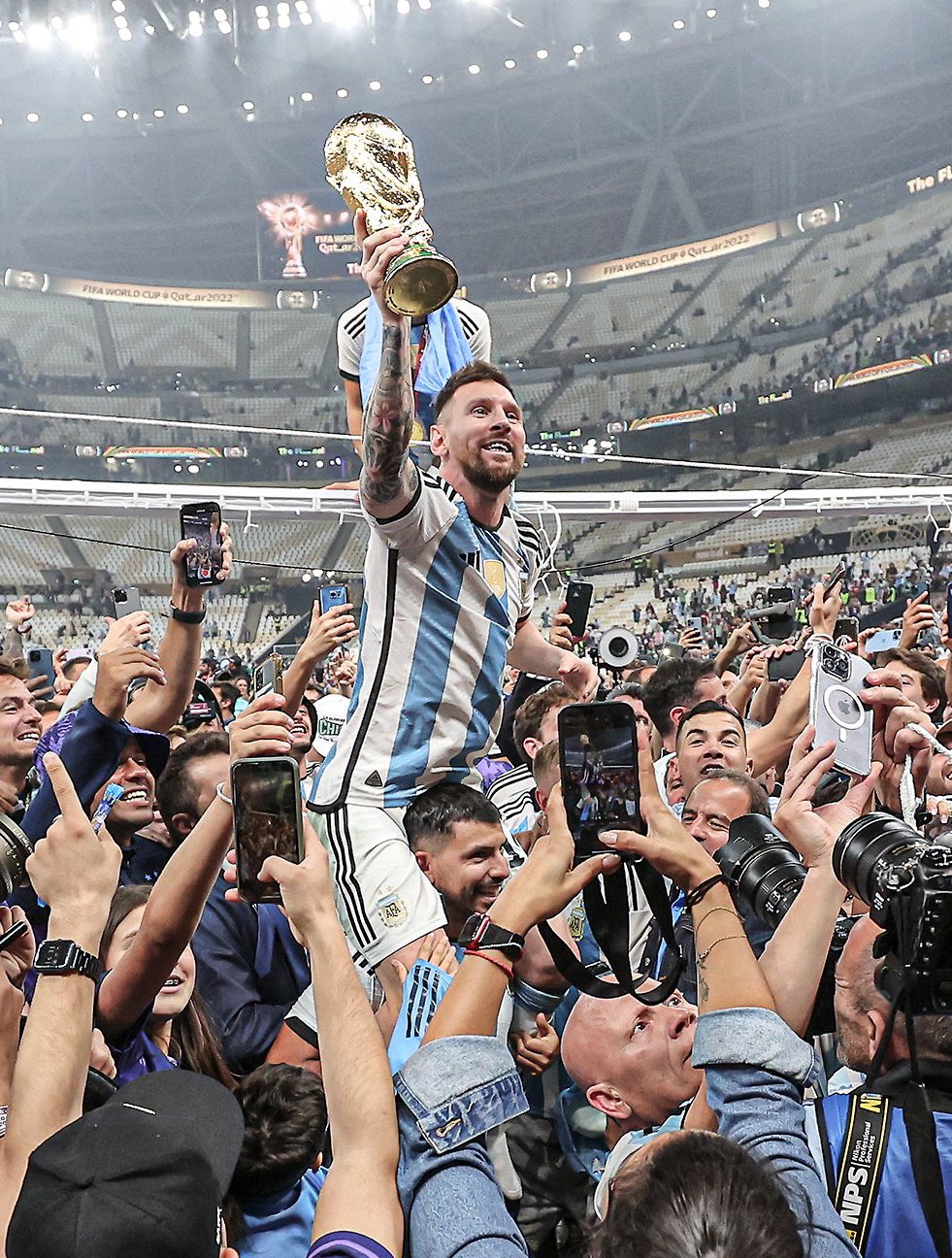 Xem Messi tươi cười rước cúp về phòng bạn của mình sau khi giành chiến thắng trên sân cỏ, và truyền cảm hứng cho bất kỳ ai đang theo đuổi đam mê bóng đá.
