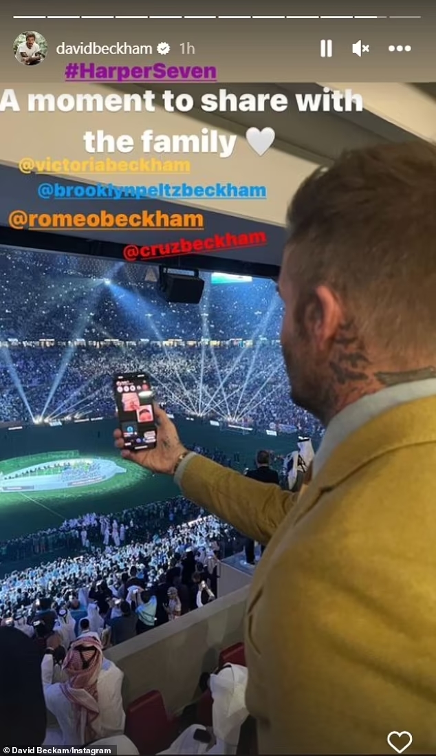 David Beckham lộ diện giữa tranh cãi đại sứ World Cup 2022, cùng quý tử điển trai gây bão ở khán đài Chung kết - Ảnh 3.