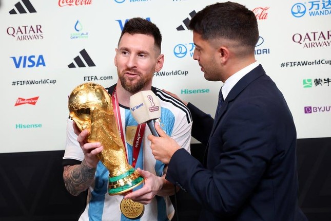 Thật tuyệt vời khi biết rằng Messi sẽ tiếp tục chơi cho đội tuyển quốc gia. Hãy xem hình ảnh và cảm nhận những niềm vui mà những người yêu bóng đá trên khắp thế giới cảm thấy khi nghe tin này.