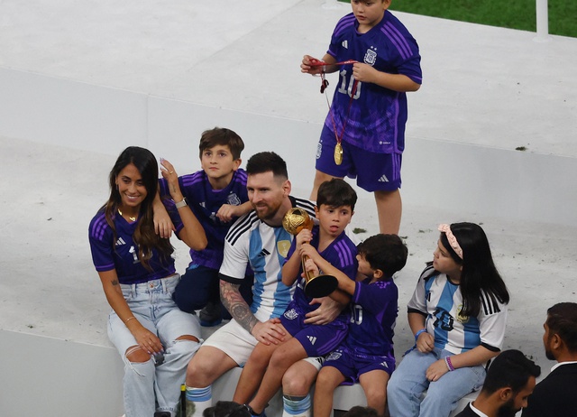 Sự thật bức ảnh con Messi ngất xỉu trên khán đài khi bố vô địch World Cup 2022 - Ảnh 4.