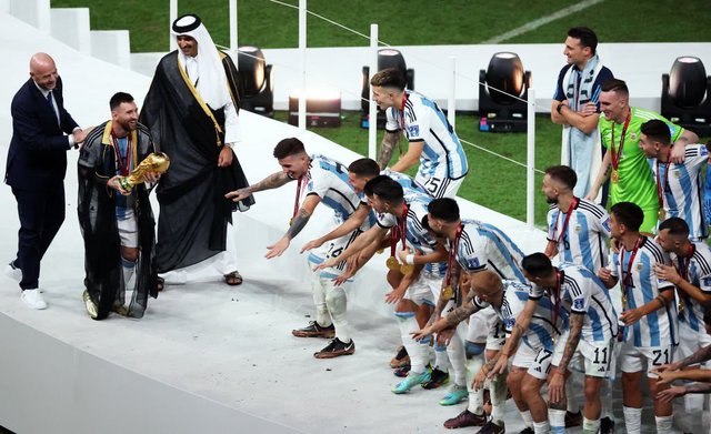 Cầu thủ Argentina cắt tan hoang mành lưới, chia nhau mỗi người 1 mảnh mang về - Ảnh 8.