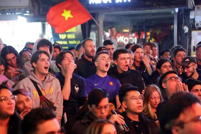 Nh&igrave;n lại khoảnh khắc vỡ o&agrave; của người h&acirc;m mộ ở H&agrave; Nội khi Argentina v&ocirc; địch World Cup 2022 - Ảnh 5.