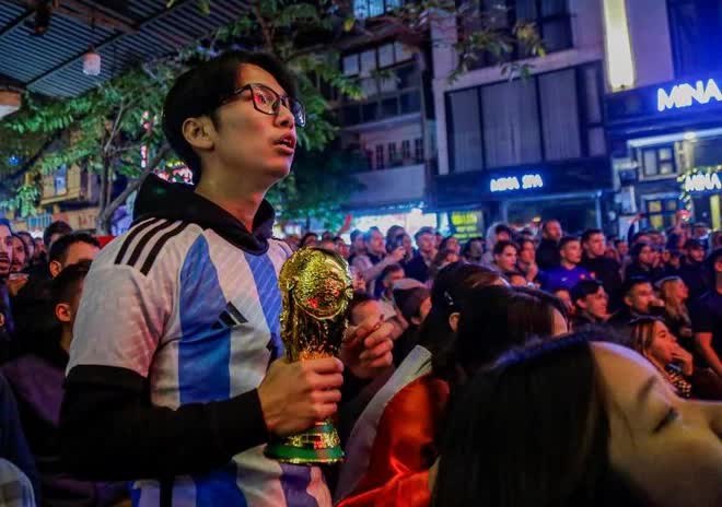 Nh&igrave;n lại khoảnh khắc vỡ o&agrave; của người h&acirc;m mộ ở H&agrave; Nội khi Argentina v&ocirc; địch World Cup 2022 - Ảnh 4.