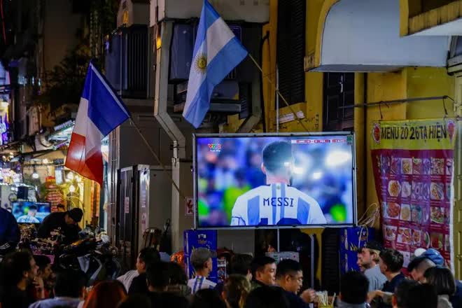 Nh&igrave;n lại khoảnh khắc vỡ o&agrave; của người h&acirc;m mộ ở H&agrave; Nội khi Argentina v&ocirc; địch World Cup 2022 - Ảnh 1.