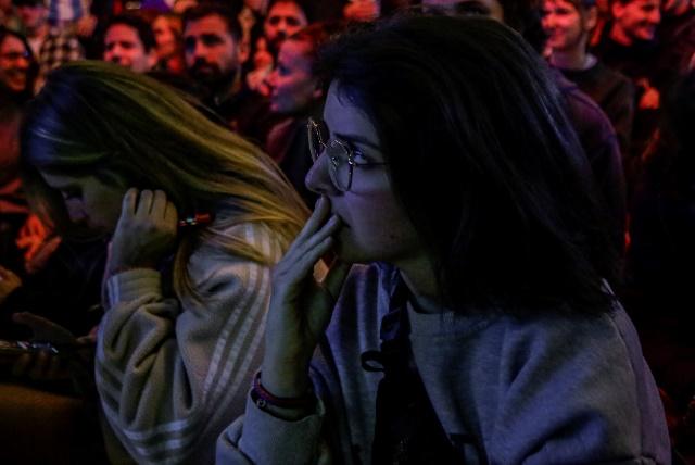 Nh&igrave;n lại khoảnh khắc vỡ o&agrave; của người h&acirc;m mộ ở H&agrave; Nội khi Argentina v&ocirc; địch World Cup 2022 - Ảnh 14.