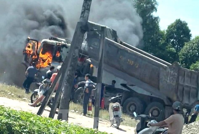 Xe ben bất ngờ bốc ch&aacute;y ng&ugrave;n ngụt - Ảnh 1.