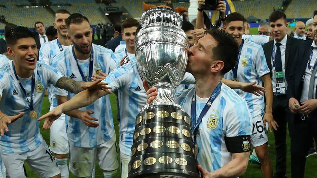 Messi thắng cả 3 ngôi sao vĩ đại nhất đương thời để giành 3 chức vô địch quan trọng nhất - Ảnh 2.