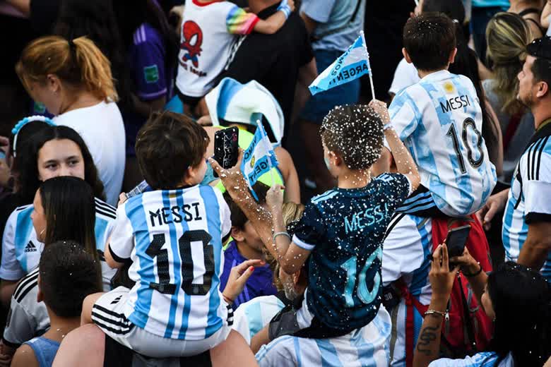 Sau chung kết World Cup 2022, áo đấu Messi cháy hàng toàn cầu, nhãn hàng cũng trở tay không kịp trước lượng mua tăng đột biến - Ảnh 2.