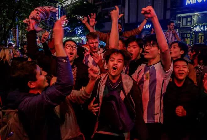 Nh&igrave;n lại khoảnh khắc vỡ o&agrave; của người h&acirc;m mộ ở H&agrave; Nội khi Argentina v&ocirc; địch World Cup 2022 - Ảnh 12.