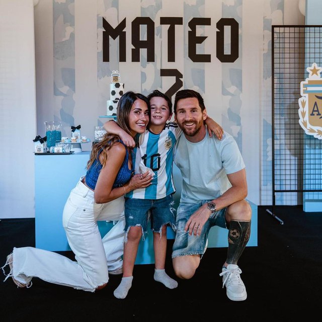 Cậu nhóc Mateo Messi chiếm sóng sau chung kết World Cup: Thần tượng Ronaldo, sơ hở là trêu tức bố - Ảnh 3.