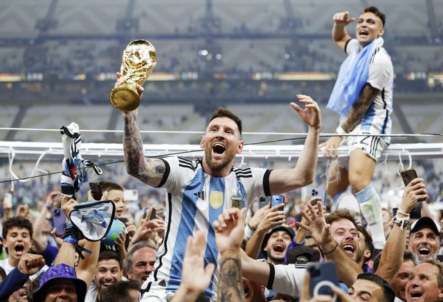 Cầu thủ Argentina cắt tan hoang mành lưới, chia nhau mỗi người 1 mảnh mang về - Ảnh 5.