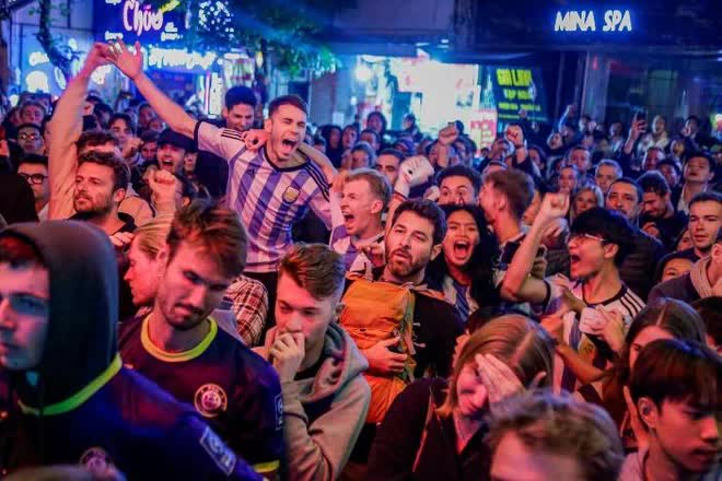 Nh&igrave;n lại khoảnh khắc vỡ o&agrave; của người h&acirc;m mộ ở H&agrave; Nội khi Argentina v&ocirc; địch World Cup 2022 - Ảnh 11.