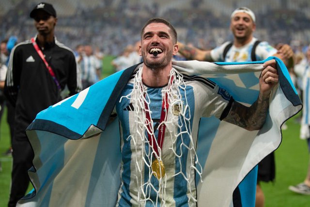 Cầu thủ Argentina cắt tan hoang mành lưới, chia nhau mỗi người 1 mảnh mang về - Ảnh 4.