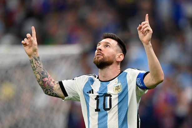 Cuộc đua đến chức vô địch cúp bóng đá thế giới năm nay đang ngày càng căng thẳng hơn bao giờ hết. Trong số đó, đội tuyển Argentina của Messi đang làm rất tốt. Cùng chiêm ngưỡng những hình ảnh đẹp và biểu tượng của Messi và đội tuyển Argentina trong trận chung kết năm nay nhé.