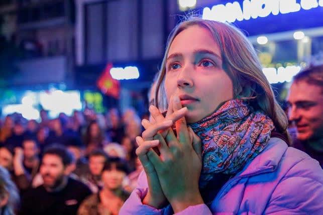 Nh&igrave;n lại khoảnh khắc vỡ o&agrave; của người h&acirc;m mộ ở H&agrave; Nội khi Argentina v&ocirc; địch World Cup 2022 - Ảnh 9.