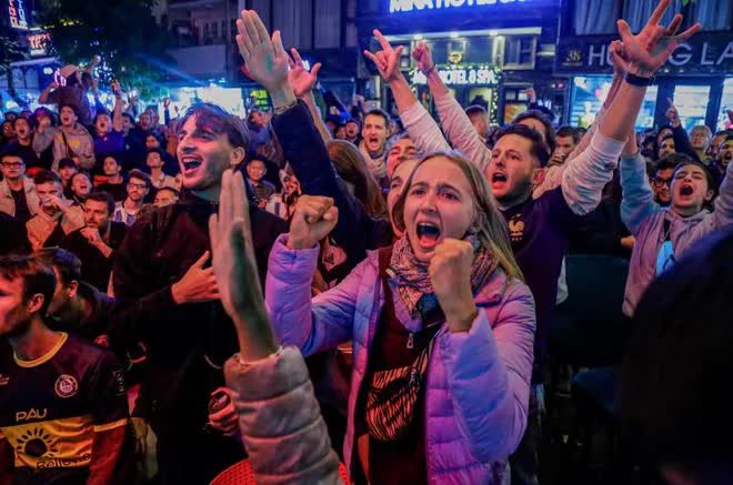Nh&igrave;n lại khoảnh khắc vỡ o&agrave; của người h&acirc;m mộ ở H&agrave; Nội khi Argentina v&ocirc; địch World Cup 2022 - Ảnh 8.