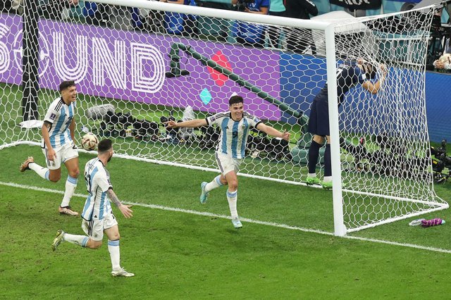 Cầu thủ Argentina cắt tan hoang mành lưới, chia nhau mỗi người 1 mảnh mang về - Ảnh 1.